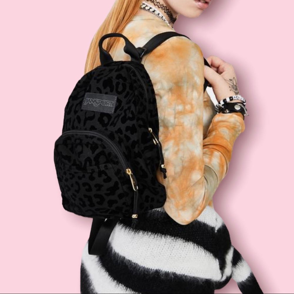 JanSport
HALF PINT LUX LEOPARD PRINT BACKPACK